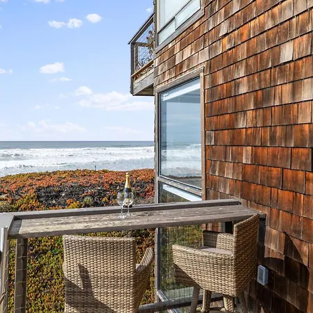 7 Pelican! Sweeping Ocean Views & Front Row Beach Access